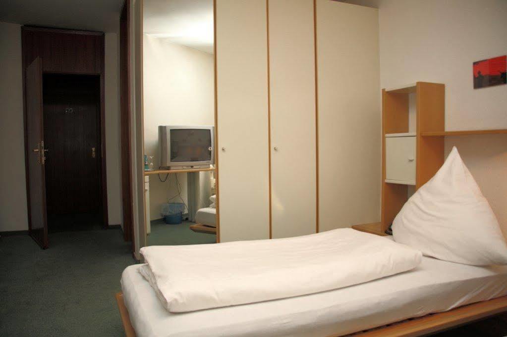 Hotel G & L